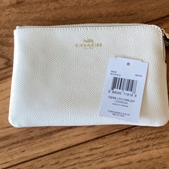 Coach Wristlet Chalk Color. Ivory Color - Picture 3 of 5